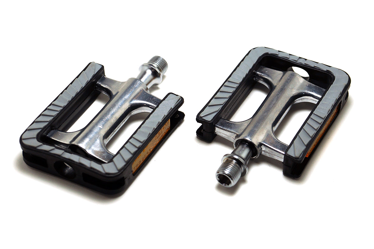 Педали FEIMIN FP-930,104*73мм,база алюминий,нескользящее покрытие,стальная ось,промподшипники,комфорт,311гр,серебр\черные Педали FEIMIN FP-930,104*73мм,база алюминий,нескользящее покрытие,стальная ось,промподшипники,комфорт,311гр,серебр\черные