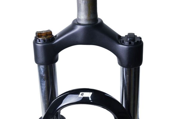 Вилка GRINZ ES 443 AMS 26"*1.1\8" ход 100мм, локаут механический, предварительное сжатие, алюминтиевая,безьрезьбовая, черная\белая, 2,5кг